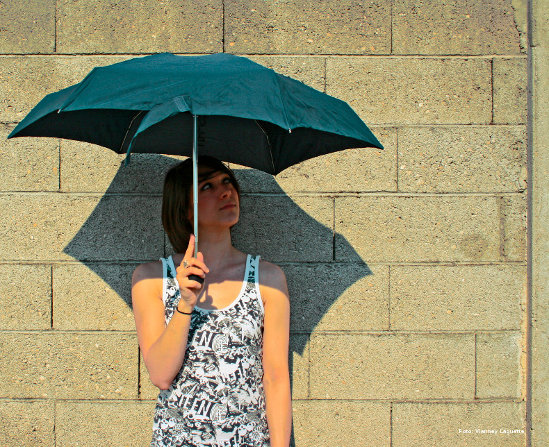 Kvinde med paraply - dækning af merudgifter til voksne
